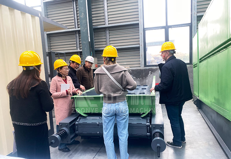 Technical manager explains equipment to customers.jpg Technical manager explains equipment to customers