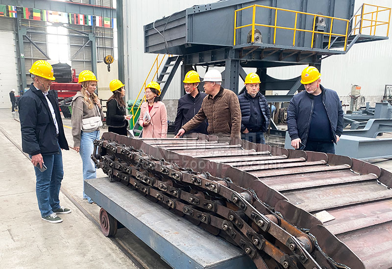 Manager Liu analyzes equipment components Manager Liu analyzes equipment components