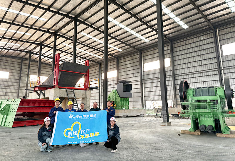 After-sales engineers take a group photo