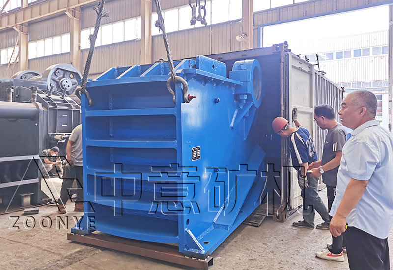 顎式破碎機(jī)正在裝車